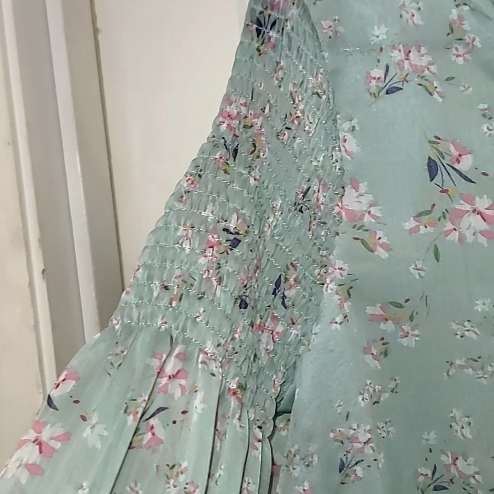 NWT CODE X MODE SHIRRED SLEEVE SAGE FLORAL PEASANT BLOUSE V NECK  SZ‎ L